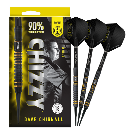 Das Bild zeigt eine Packung der "Harrows Dave Chisnall Chizzy Series 3 Softdarts" mit drei schwarzen Softdarts daneben. Auf der Verpackung steht, dass die Darts zu 90% aus Tungsten bestehen und 18 Gramm wiegen.