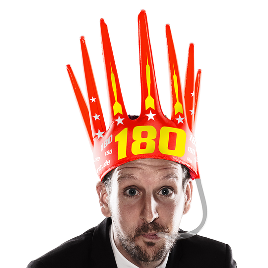9026-McDart-180-er-Tr-tenkrone-1uE9z8ueLR1Aek Ein Mann trägt eine auffällige, rote Kunststoffkrone mit der Aufschrift "180" auf dem Kopf. Die Krone ist mit gelben Dartpfeilen und weißen Sternen verziert.