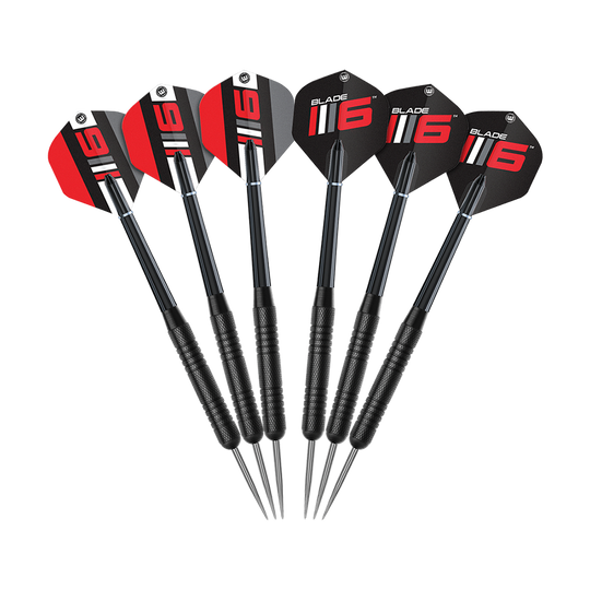 Abgebildet ist das Winmau Blade 6 Triple Core Set mit PDC Surround und 2 Sets Darts. Das Set enthält eine professionelle Dartscheibe mit Umrandung und zwei Dart-Sets.