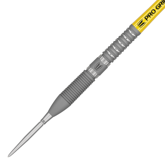 Target Gabriel Clemens GEN2 Swiss Point steel darts Das Bild zeigt den Target Gabriel Clemens GEN2 Swiss Point Steeldart. Der Dartpfeil hat eine silberne Spitze, einen geriffelten Griffbereich und einen gelben Schaft mit der Aufschrift „PRO GRIP“.