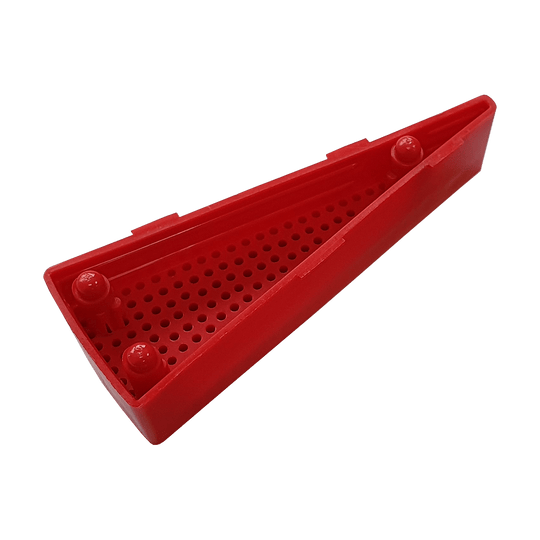 Das Bild zeigt ein rotes Ersatzfeld für das Granboard 132. Es ist dreieckig geformt und hat viele kleine Löcher auf der Oberfläche.