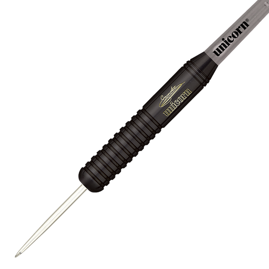 27664_Unicorn_Black_Brass_Gary_Anderson_V2_Steeldarts_2 Das Bild zeigt den Unicorn Black Brass Gary Anderson V2 Steeldart. Der Dartpfeil ist schwarz mit silberner Spitze und hat das Unicorn-Logo auf dem Griff.