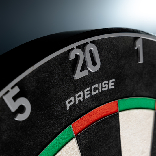 Precise 180 OnePiece Lasercut Number Ring Das Bild zeigt ein OnePiece Dartboard mit einem Zahlenring in Gunmetal, Nahaufnahme. Der Zahlenring ist präzise gelasert und Teil der Precise180 Serie.