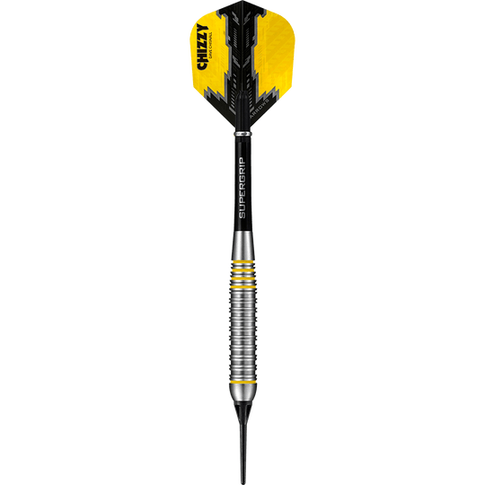 HA24476_Harrows_Dave_Chisnall_Chizzy_Brass_Softdarts_1WyjJa16ysj7nk Das Bild zeigt einen Harrows Dave Chisnall Chizzy Brass Softdart. Der Dartpfeil hat ein gelb-schwarzes Flight mit der Aufschrift „CHIZZY“ und einen silbernen Schaft mit gelben Akzenten.