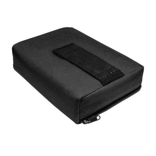 705TP_The_Pak_Dartcase_Schwarz_3 Das Bild zeigt das Produkt "The Pak Dartcase". Es ist ein schwarzes, rechteckiges Etui mit einem Reißverschluss und einer Schlaufe auf der Oberseite.