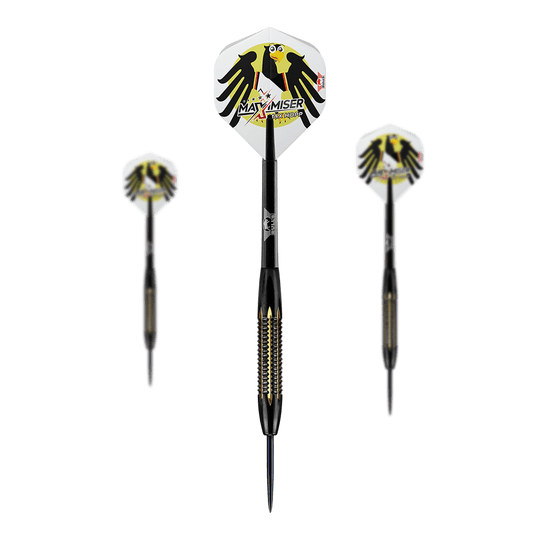 BullsNL Max Hopp Maximiser Shell Coated Brass Steeldarts - 21g Das Bild zeigt drei Steeldarts der Marke BullsNL Max Hopp Maximiser mit 21g Gewicht. Die Flights sind weiß mit einem schwarzen Adler und dem Max Hopp Maximiser Logo bedruckt.