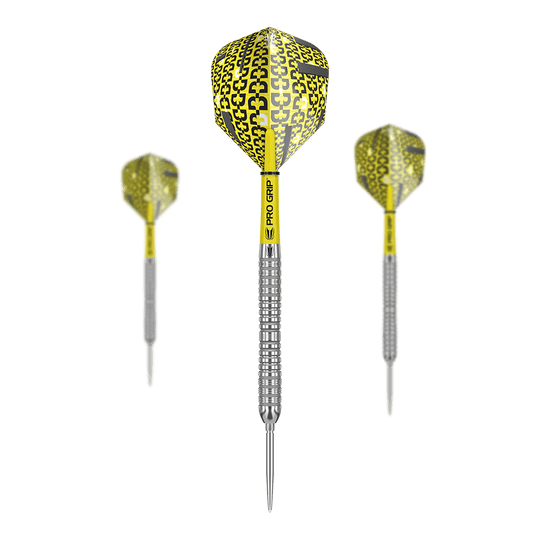 Target Bolide 04 Swiss Point steel darts Das Bild zeigt drei Steeldarts des Modells "Target Bolide 04 Swiss Point" mit gelb-schwarzen Flights. Die Darts haben einen silbernen, geriffelten Schaft und gelbe "Pro Grip" Stiele.