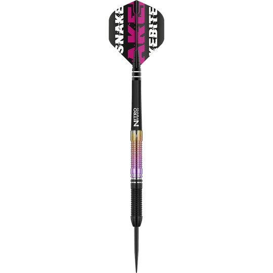 Auf dem Bild ist ein Steeldart der Marke Red Dragon zu sehen, Modell "Peter Wright Snakebite World Champion 2020 Edition". Der Dart hat ein farbiges Griffstück und einen Flight mit der Aufschrift "Snakebite".