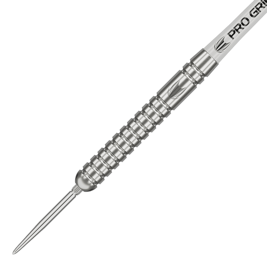 Das Bild zeigt einen silbernen Steeldart mit gerilltem Griff und spitzer Metallspitze. Auf dem Schaft steht "PRO GRIP" geschrieben.