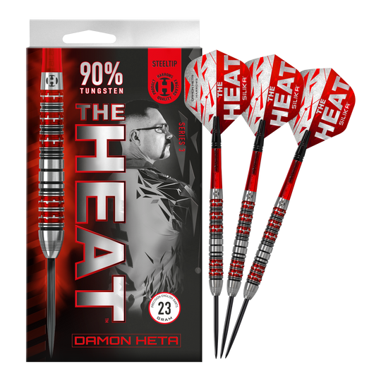 Harrow's Damon Heta Series 3 steel darts Die Abbildung zeigt die Steeldarts "Harrows Damon Heta Series 3" mit auffälligem roten und silbernen Design. Auf der Verpackung steht, dass die Darts aus 90% Tungsten bestehen und 23 Gramm wiegen.