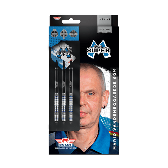 BU27718_BullsNL_Mario_Vandenbogaerde_90_Softdarts_3 Das Bild zeigt die Verpackung der "Bulls NL Mario Vandenbogaerde 90% Softdarts - 20g". Auf der Verpackung sind drei Softdarts sowie das Bild einer Person abgebildet.