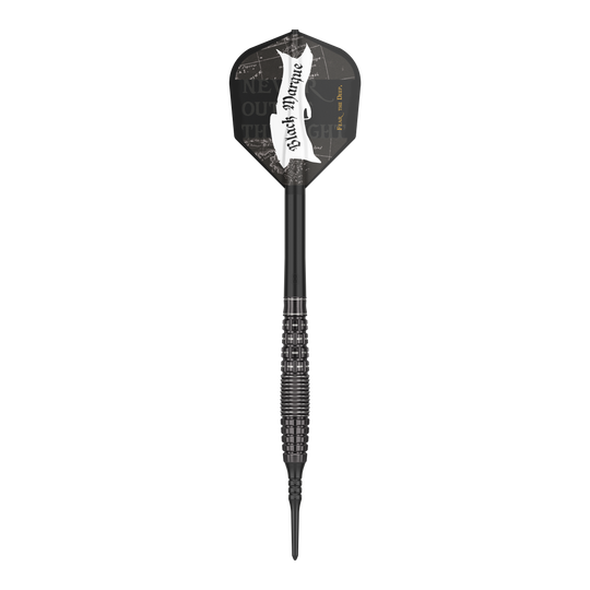 Das Bild zeigt einen schwarzen Softdart namens "Target Japan Black Marque Phantom Softdarts - 18g". Der Dart hat ein elegantes, schwarzes Design mit strukturiertem Griff und einer schwarzen Flight mit weißem Schriftzug.