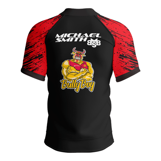 Shot Michael Smith Red Stripe Polo Dart Shirt Das Bild zeigt das Shot Michael Smith Red Strip Polo Dartshirt. Dieses Dartshirt ist speziell für Fans von Michael Smith entworfen.
