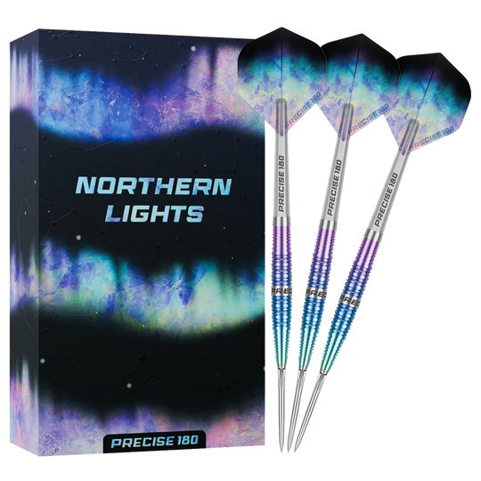 Precise 180 Northern Lights steel darts Hier sind die Precise 180 Northern Lights Steeldarts vollständig zu sehen. Die Darts liegen nebeneinander und zeigen ihre detailreiche Gestaltung.