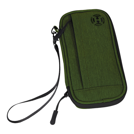 Dies ist ein grünes Dart-Etui mit einem schwarzen Reißverschluss und einer Handschlaufe. Auf der Vorderseite befindet sich ein rundes Logo mit der Aufschrift "Harrows Quality".