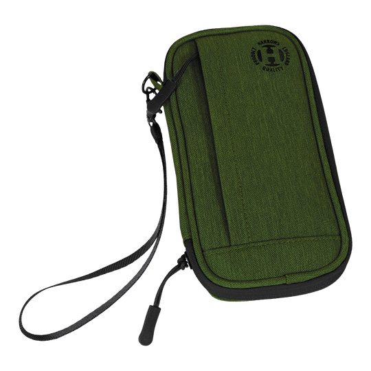 Harrows Smart Case Dartwallet Dies ist ein grünes Dart-Etui mit einem schwarzen Reißverschluss und einer Handschlaufe. Auf der Vorderseite befindet sich ein rundes Logo mit der Aufschrift "Harrows Quality".