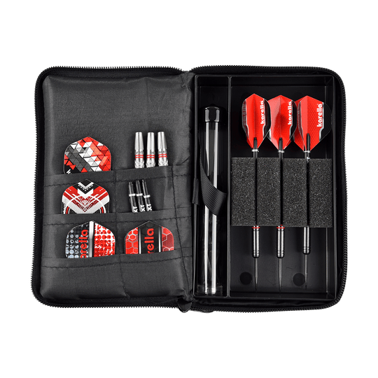 _The_Pak_Dartcase_OPEN_2u16AExJp5FCXz Die Abbildung zeigt das Produkt „The Pak Jeans Edition Darttasche“. In der Tasche befinden sich Dartpfeile, Flights und weiteres Dartzubehör ordentlich sortiert.