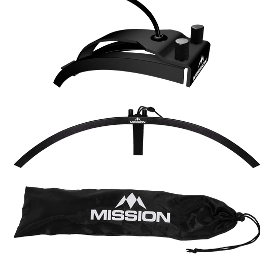Mission Torus 100 Foldable LED Dartboard Lighting Das Bild zeigt die faltbare LED Dartboard Beleuchtung "Mission Torus 100". Abgebildet sind das Beleuchtungselement, ein Bogen und eine schwarze Transporttasche mit dem Mission-Logo.