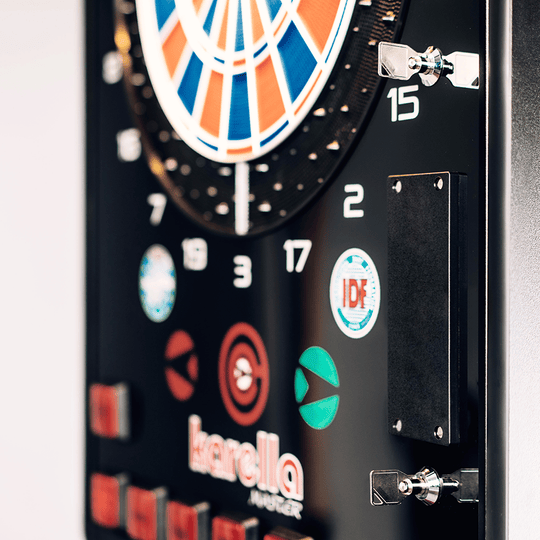 Karella_E-Master_Dartautomat_Detail_Ohne_M-nzeinwurf Das Bild zeigt einen elektronischen Dartautomaten „Karella E-MASTER“ ohne Münzeinwurf. Man sieht das Dartboard und die Bedientasten deutlich auf der Vorderseite des Gerätes.