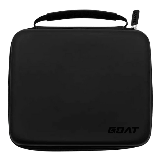 GOAT Locker XXL Dart Wallet Das Bild zeigt ein schwarzes, rechteckiges Etui mit einem Henkel oben. In der unteren rechten Ecke befindet sich das Logo „GOAT“.