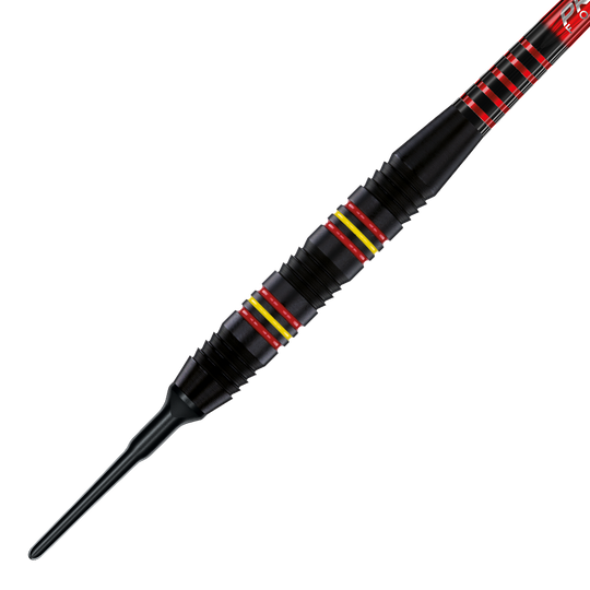 2236_Winmau_Outrage_V2_Black_Coated_Softdarts_2 Das Bild zeigt einen Winmau Outrage V2 Black Coated Brass Softdart mit einem Gewicht von 18g. Der Dart ist schwarz beschichtet und hat rote und gelbe Akzentringe auf dem Griffstück.