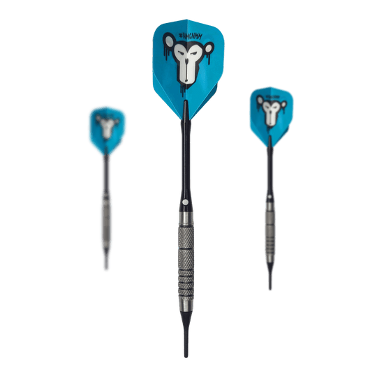 McDart 85 Tungsten V10 Soft Darts - 17.5g Das Bild zeigt drei Softdarts des Modells "McDart 85er Tungsten V10" mit einem Gewicht von 17,5g. Die Flights der Darts sind blau und mit einem Affenkopf-Motiv bedruckt.