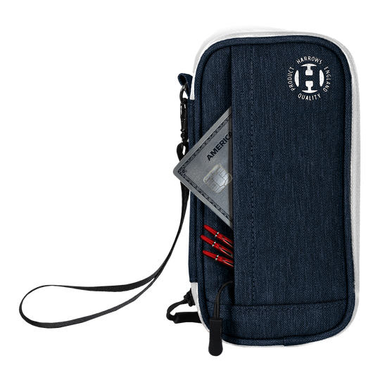 Das Bild zeigt ein blaues Harrows Smart Case Dartetui mit einer Handgelenkschlaufe. In einer Außentasche befinden sich eine Kreditkarte und mehrere rote Dartspitzen.