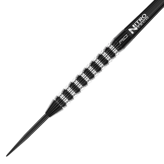 RD2532_Red_Dragon_Razor_Edge_Elite_Steeldarts_2 Das Bild zeigt einen Dartpfeil mit einem schwarzen Schaft und silbernen Rillen. Auf dem Schaft steht der Schriftzug "Nitro Tech".