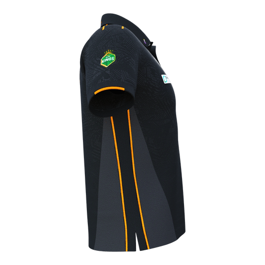 Das Bild zeigt das 'Bulls NL Dirk Van Duijvenbode Matchshirt 2025'. Das Shirt ist überwiegend schwarz mit orangefarbenen Streifen und einem Logo auf dem Ärmel.