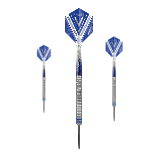 Unicorn W.C. Gary Anderson Phase 5 Steeldarts Das Bild zeigt drei Steeldarts des Modells "Unicorn W.C. Gary Anderson Phase 5". Die Darts haben blaue Flights und silberne Griffe mit eingraviertem Muster.