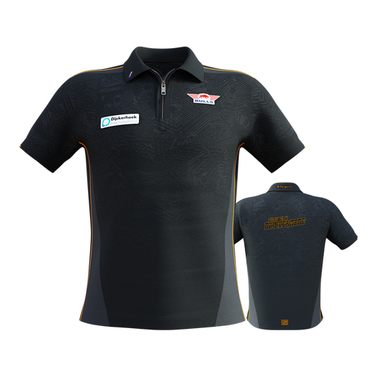 Bulls NL Dirk Van Duijvenbode match shirt 2025 Das Bild zeigt das "Bulls NL Dirk Van Duijvenbode Matchshirt 2025" in dunklem Design mit dezenten Mustern und orangenen Akzenten. Auf der Vorderseite sind Logos und Sponsoren zu sehen, während auf der Rückseite der Name "Dirk van Duijvenbode" steht.