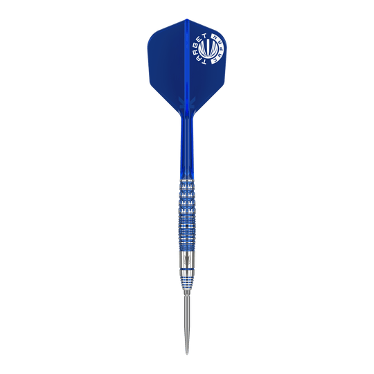 Auf dem Bild ist ein Steeldart der Marke Target Japan Toru Suzuki Sereno GEN1 Swiss Point mit 21g Gewicht zu sehen. Der Dart hat eine blaue Flight und einen silber-blauen Schaft mit feinen Rillen.