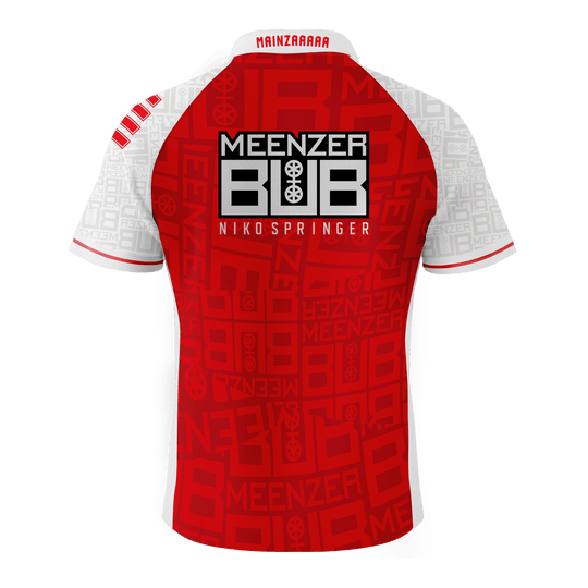 Das Bild zeigt ein Dartshirt mit der Aufschrift "Meenzer Bub Nikospringer" auf dem Rücken. Das Shirt ist überwiegend rot mit weißen Ärmeln und auffälligen Mustern.