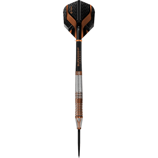HA33874_Harrows_Toro_Steeldarts_1 Das Bild zeigt einen modernen Steeldartpfeil mit silbernen und kupferfarbenen Elementen. Die Flights sind schwarz mit orangefarbenen Streifen und haben eine strukturierte Oberfläche.