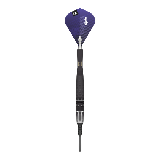 Target Phil Taylor Power 9Five GEN10 soft darts Das Bild zeigt einen modernen Softdartpfeil mit einem schwarzen und silbernen Schaft. Die Dartflügel sind lila und tragen die Aufschrift "Power".