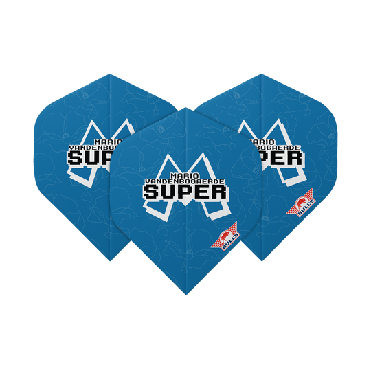 Das Bild zeigt drei blaue Dart-Flights mit der Aufschrift "Mario Vandenbogaerde SUPER". In der unteren Ecke befindet sich das BULL'S Logo.