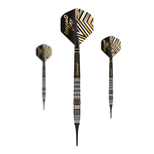 Red Dragon Luke Humphries Prestige Soft Darts - 20g Das Bild zeigt drei Softdarts des Modells „Red Dragon Luke Humphries Prestige“ mit 20g Gewicht. Die Darts haben ein schwarzes und silbernes Design mit goldfarbenen Akzenten und der Aufschrift „Coolhand Luke“.