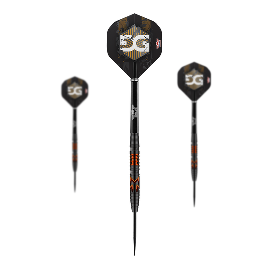Bulls NL Martijn Kleermaker 90% steel darts Auf dem Bild sind drei moderne Steeldarts mit schwarzem Schaft und auffälligen orangenen Akzenten zu sehen. Die Flights der Darts sind schwarz mit weiß-goldenem Muster und dem Schriftzug "5G".