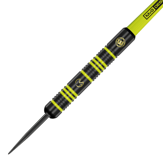1233_Winmau_Michael_Van_Gerwen_MvG_Ambition_Steeldarts_2 Das Bild zeigt einen Winmau Michael Van Gerwen MvG Ambition Steeldart. Der Dart ist überwiegend schwarz mit gelben Akzenten und Gravuren.