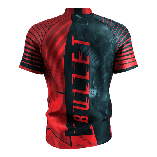 Das Bild zeigt das "Target Coolplay Stephen Bunting 2025 Dartshirt" von hinten. Das Shirt ist überwiegend rot und schwarz und trägt den Schriftzug "THE BULLET" auf dem Rücken.