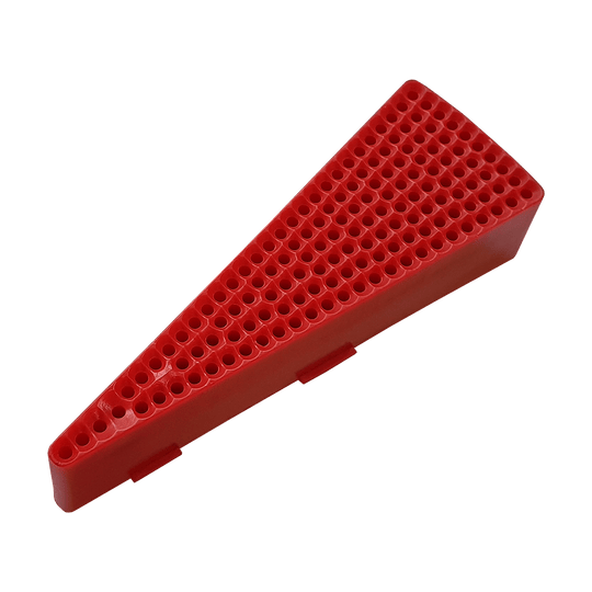 Das Bild zeigt ein rotes, keilförmiges Ersatzfeld für ein Granboard 132. Die Oberfläche hat viele kleine Löcher, die typisch für ein Dartboard-Segment sind.