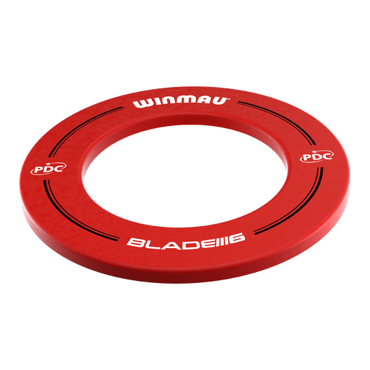 Winmau PDC Dartboard Surround - Red Das Bild zeigt einen roten Dartboard-Surround der Marke Winmau. Auf dem Surround stehen die Aufschriften „WINMAU“, „PDC“ und „BLADE 6“.