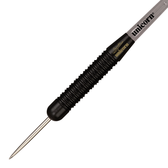 Das Bild zeigt den Unicorn Black Brass Gary Anderson V1 Steeldart. Der Dart hat eine schwarze, geriffelte Oberfläche und eine silberne Spitze.