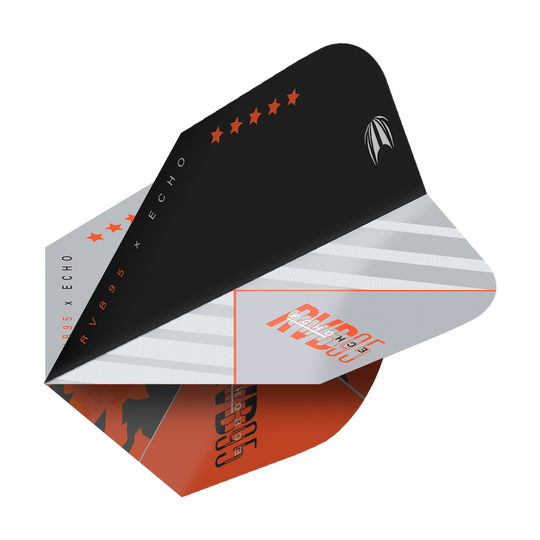 TG86_336730_Target_ProUltra_RvB95_X_Echo_Ten-X_Flights_2aDrr6O2HraWJa Das Bild zeigt das Produkt "Target Pro Ultra RvB95 X Echo Ten-X Flights". Die Dart-Flights sind in Schwarz, Weiß und Orange gestaltet und tragen verschiedene grafische Elemente und Schriftzüge.