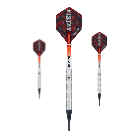 Unicorn Ballista Style 1 soft darts Das Bild zeigt drei Softdarts des Modells "Unicorn Ballista Style 1". Die Darts haben rote Flights mit dem Aufdruck "BALLISTA" und silberne, strukturierte Schäfte.