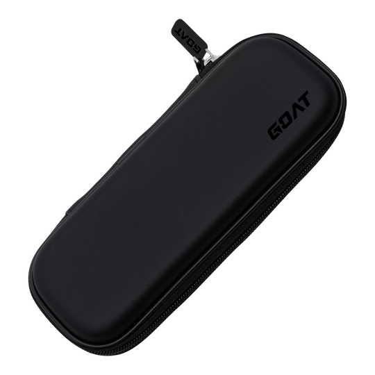 GOAT Locker S Dartwallet Das Bild zeigt ein schwarzes Etui mit Reißverschluss. Auf der Oberfläche steht das Wort "GOAT".