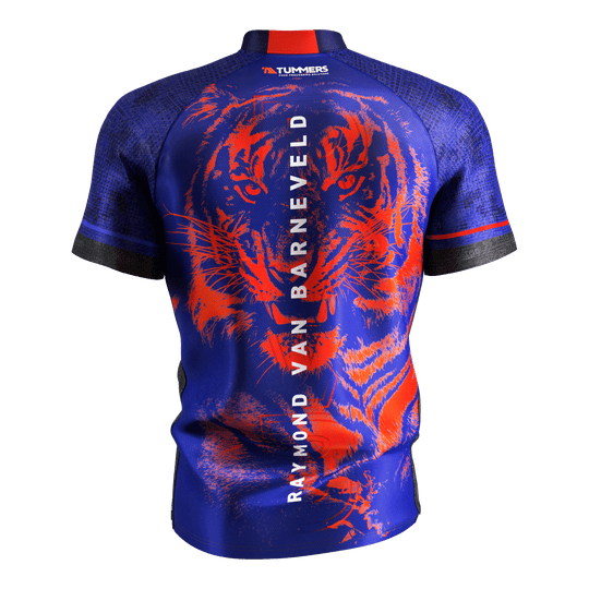 Target Coolplay Raymond Van Barneveld 2025 dart shirt Das Bild zeigt das Target Coolplay Raymond Van Barneveld 2025 Dartshirt von hinten. Auf dem blauen Shirt ist ein auffälliger roter Tiger sowie der Name "Raymond Van Barneveld" vertikal zu sehen.