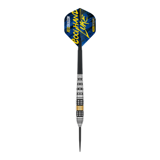 Red Dragon Luke Humphries Brass Steel Darts - 21 g Red Dragon Luke Humphries Brass Steeldarts - 21 g ist ein Steeldart-Set mit Messing-Barrels. Das Bild zeigt den Dartpfeil aus der Nahaufnahme.