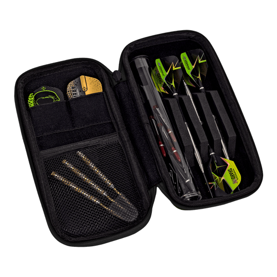 Harrows Smart Case Dartwallet Das Bild zeigt ein geöffnetes Dart-Etui mit mehreren Darts und Zubehör. Die Darts sind ordentlich in Fächern und Taschen im Etui verstaut.