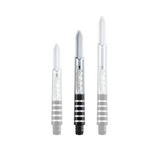 7020-406_Winmau_Prism_Force_Shafts_Clear_41mm_1EgEq2hcmzGYBo Das Bild zeigt drei durchsichtige Dartschäfte mit schwarzen Akzenten. Sie stehen nebeneinander in unterschiedlichen Längen.